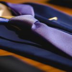 Jaki krawat do granatowego garnituru wybrać?